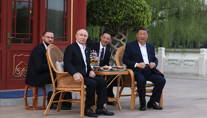 Vladimir Putin and Xi Jinping having tea at the garden of Zhongnanhai, 2024.