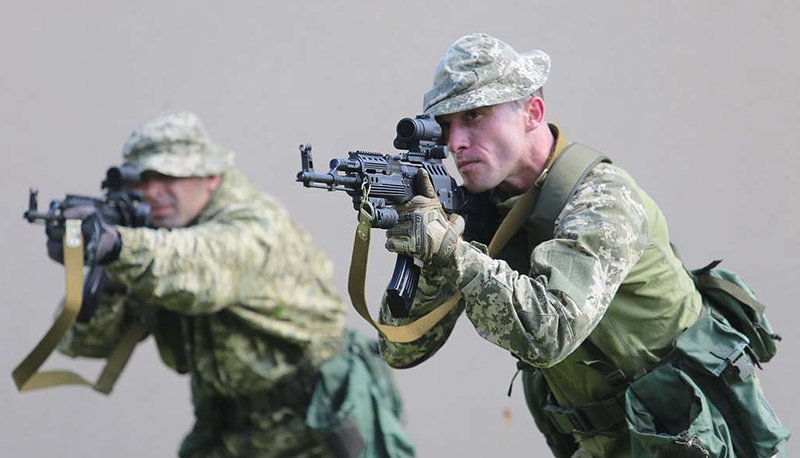 Ukrainian soldiers conduct weapons training, 2020.