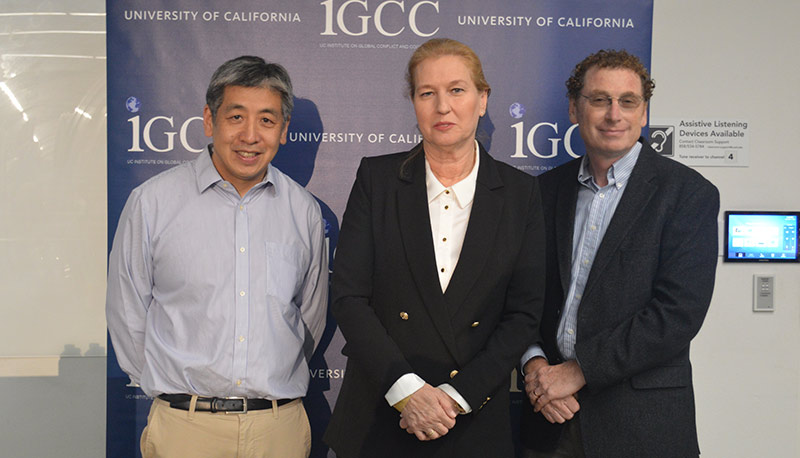 Photo of Tai Ming Cheung with two guests.